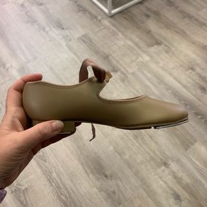 625C ribbon tan Capezio tap shoe